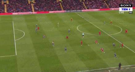 纽卡斯尔新援前锋表现不佳，转会费花销巨大，球队成绩欠佳。