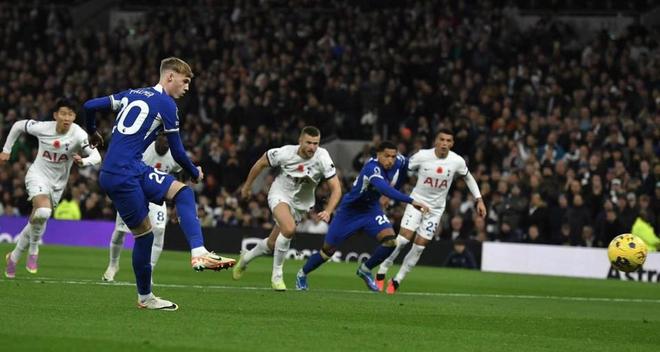 这下真是把足球踢成了艺术