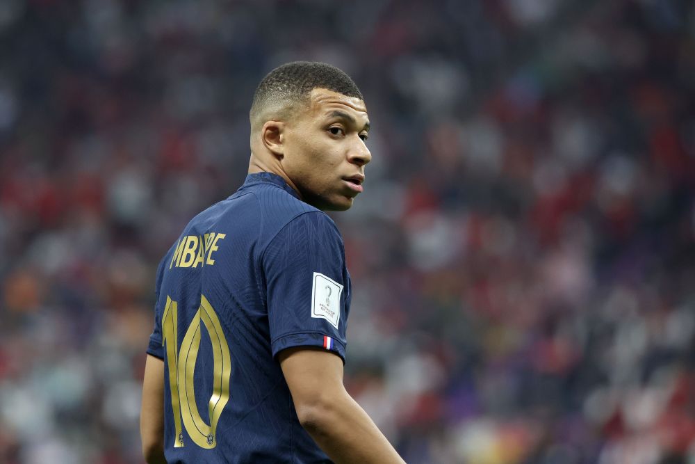 篮球湖人球迷为球队准备应援物