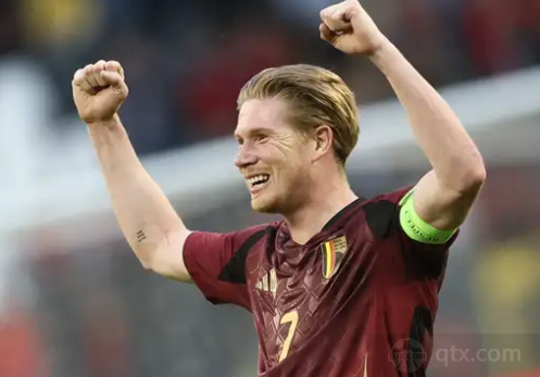 乔治娜晒在卡塔尔海边照片，蓝色紧身连衣裙尽显曼妙身姿